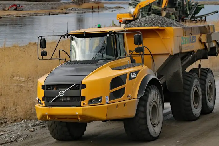 how many tons can a dump truck haul